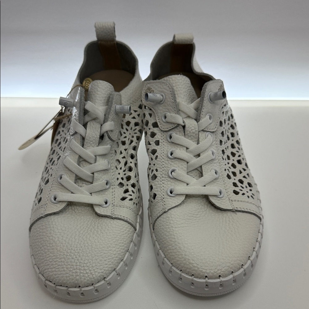 Yokono Women's Elegant White Lace Sneakers - Picture 3 of 8